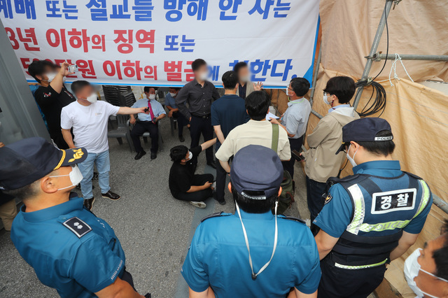 [서울=뉴시스] 배훈식 기자 = 사랑제일교회가 대면 예배를 예고한 1일 오전 서울 성북구 사랑제일교회 집입로에서 교회 관계자들이 코로나19 방역 실태 조사나온 공무원들의 협조 요청을 거부하고 있다. 2021.08.01. dahora83@newsis.com