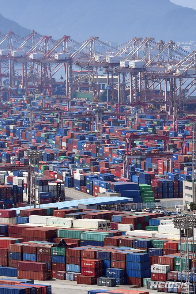 [부산=뉴시스] 하경민 기자 = 부산 남구 신선대부두의 모습. 2021.08.01. yulnetphoto@newsis.com