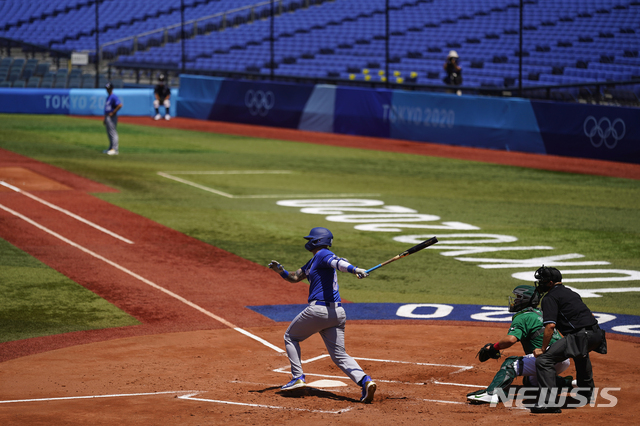[요코하마=AP/뉴시스] 이스라엘 야구대표팀 닉 리클스가 1일 2020 도쿄올림픽 멕시코와 경기에서 적시타를 때려내고 있다. 2021.08.01.