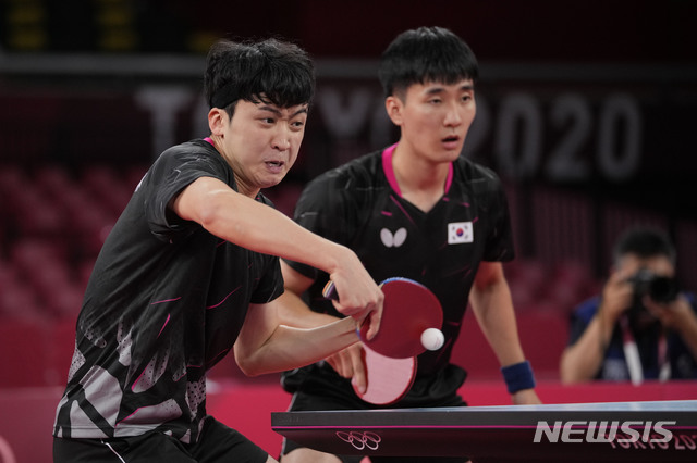 [도쿄=AP뉴시스] 이상수(오른쪽)와 정영식