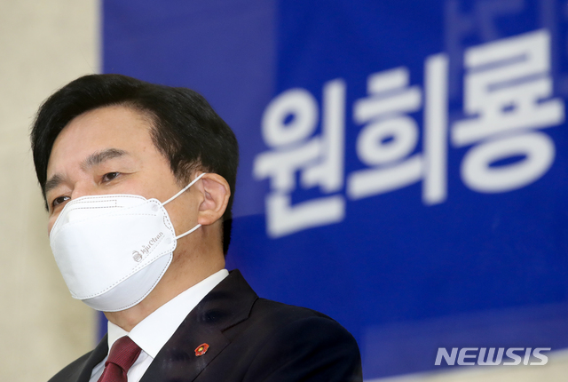 [제주=뉴시스] 우장호 기자 = 대선 출마를 공식 선언한 원희룡 제주지사가 1일 오후 제주도청 4층 탐라홀에서 지사직 사퇴 기자회견을 하고 있다. 2021.08.01. woo1223@newsis.com