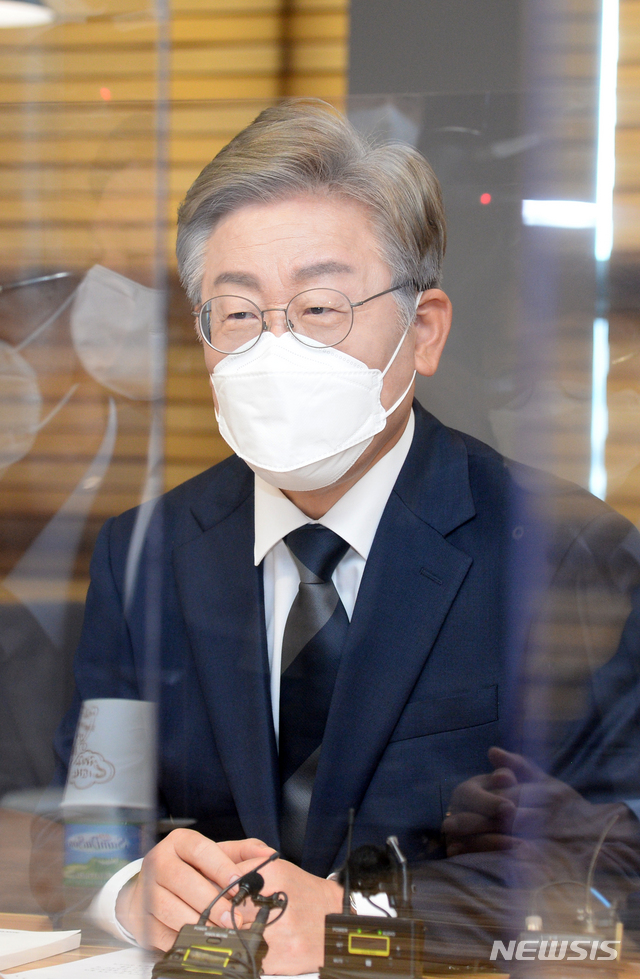 [전주=뉴시스] 김얼 기자 = 더불어민주당 제20대 대통령 후보 경선 주자로 나선 이재명 경기지사가 1일 전북 전주시 한국탄소산업진흥원 실용화지원 1동을 방문해 간담회를 갖고 환영사를 하고 있다. 2021.08.01. pmkeul@newsis.com