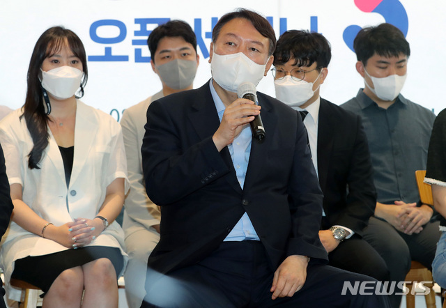 [서울=뉴시스] 국회사진기자단 = 윤석열 전 검찰총장이 1일 서울 여의도 북카페 하우스에서 열린 청년 정책 토론회 '상상23 오픈세미나'에 참석해 발언하고 있다. 2021.08.01. photo@newsis.com