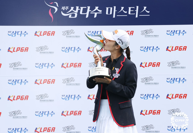 [서울=뉴시스] 고승민 기자 = 1일 제주 서귀포 우리들CC에서 열린 제주삼다수 마스터스 FR에서 우승한 오지현이 트로피를 들고 포즈를 취하고 있다. (사진=KLPGA 제공) 2021.08.01. photo@newsis.com *재판매 및 DB 금지