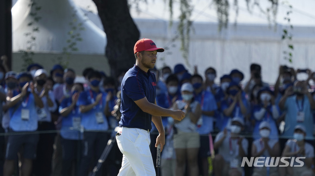 [가스미가세키=AP/뉴시스] 잰더 쇼플리(미국)가 도쿄올림픽 남자 골프에서 금메달을 차지했다.