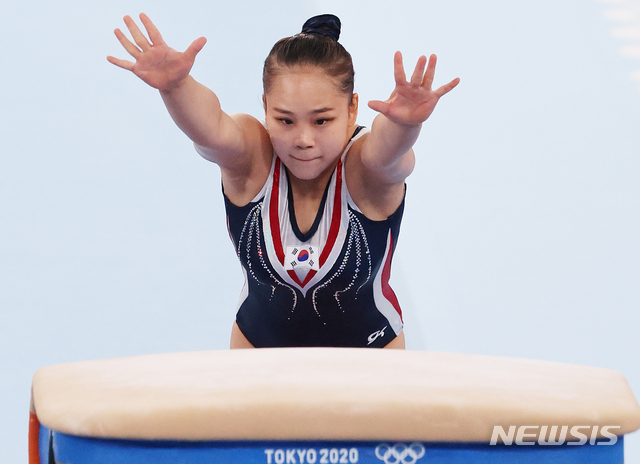 [도쿄(일본)=뉴시스] 올림픽사진취재단 = 대한민국 기계체조 여서정이 1일 일본 도쿄 아리아케 체조경기장에서 열린 '2020 도쿄올림픽' 여자 도마 결승에서 연기를 펼치고 있다. 2021.08.01. photo@newsis.com