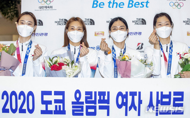 [인천공항=뉴시스] 홍효식 기자 = 대한민국 펜싱 여자 사브르 대표팀이 1일 오후 2020 도쿄올림픽을 일정을 마치고 인천국제공항을 통해 귀국해 포즈를 취하고 있다. 왼쪽부터 윤지수, 최수연, 김지연, 서지연. (공동취재사진) 2021.08.01. photo@newsis.com