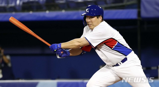 [요코하마(일본)=뉴시스]&nbsp; 최진석 기자 = 1일 요코하마 스타디움에서 열린 '2020 도쿄올림픽 야구' 도미니카공화국과 대한민국의 경기, 5회말 2사 1루 상황 김현수가 안타를 치고 있다. 2021.08.01. myjs@newsis.com
