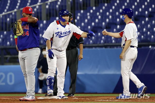 [요코하마(일본)=뉴시스]&nbsp; 최진석 기자 = 1일 요코하마 스타디움에서 열린 '2020 도쿄올림픽 야구' 도미니카공화국과 대한민국의 경기, 5회말 2사 1루 상황 김현수가 안타를 치고 1루에 진루해 이진영 코치와 기뻐하고 있다. 2021.08.01. myjs@newsis.com