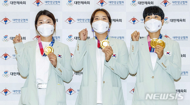 [인천공항=뉴시스] 홍효식 기자 = 대한민국 양궁 대표팀이 1일 오후 2020 도쿄올림픽을 일정을 마치고 인천국제공항을 통해 귀국해 포즈를 취하고 있다. 왼쪽부터 강채영, 장민희, 안산. (공동취재사진) 2021.08.01. photo@newsis.com