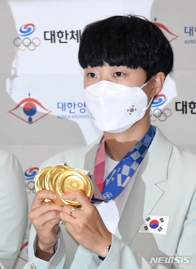 [인천공항=뉴시스] 홍효식 기자 = 대한민국 양궁 대표팀 안산이 1일 오후 2020 도쿄올림픽을 일정을 마치고 인천국제공항을 통해 귀국, 포즈를 취하고 있다. (공동취재사진) 2021.08.01. photo@newsis.com