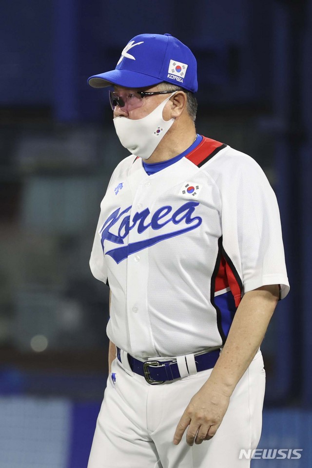 [요코하마(일본)=뉴시스] 최진석 기자 = 1일 요코하마 스타디움에서 열린 '2020 도쿄올림픽 야구' 도미니카공화국과 대한민국의 경기, 대한민국 김경문 감독이 투수를 교체하고 있다. 2021.08.01. myjs@newsis.com