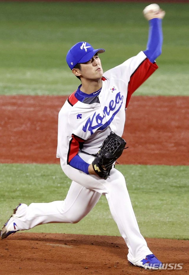 [요코하마(일본)=뉴시스] 최진석 기자 = 1일 요코하마 스타디움에서 열린 '2020 도쿄올림픽 야구' 도미니카공화국과 대한민국의 경기, 1회초 선발투수 이의리가 역투하고 있다. 2021.08.01. myjs@newsis.com
