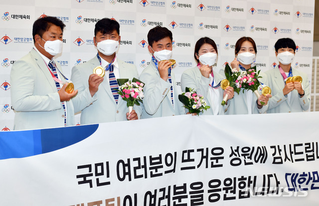 [인천공항=뉴시스] 홍효식 기자 = 대한민국 양궁 대표팀이 1일 오후 2020 도쿄올림픽을 일정을 마치고 인천국제공항을 통해 귀국, 포즈를 취하고 있다. 왼쪽부터 오진혁, 김우진, 김제덕, 강채영, 장민희, 안산. (공동취재사진) 2021.08.01. photo@newsis.com