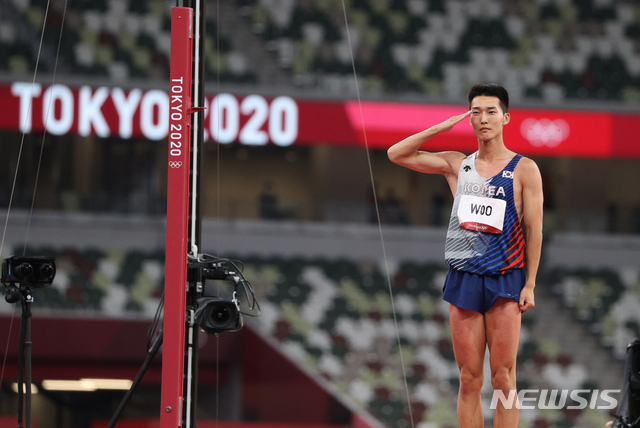 [도쿄(일본)=뉴시스] 이영환 기자 = 육상 국가대표 우상혁이 1일 오후 도쿄 올림픽스타디움에서 열린 2020 도쿄올림픽 남자 높이뛰기 결승전 경기에서 마지막 2.39를 실패한 뒤 경례하고 있다. 2021.08.01. 20hwan@newsis.com