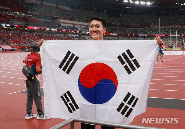 [도쿄(일본)=뉴시스] 이영환 기자 = 육상 국가대표 우상혁이 1일 오후 도쿄 올림픽스타디움에서 열린 2020 도쿄올림픽 남자 높이뛰기 결승전 경기에서 4위 2.35 한국신기록을 달성한 뒤 태극기를 들어보이고 있다. 2021.08.01. 20hwan@newsis.com