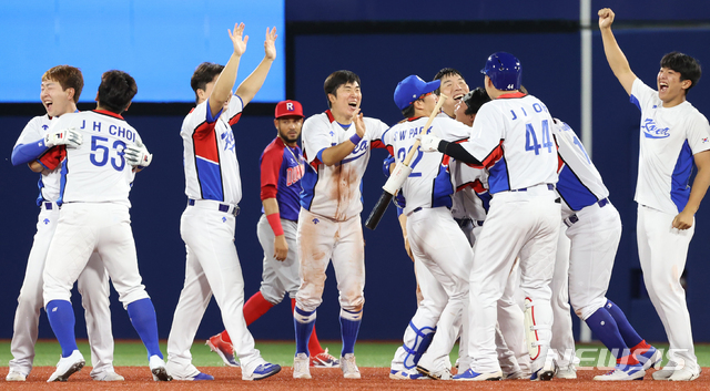 [요코하마(일본)=뉴시스]&nbsp; 최진석 기자 = 1일 요코하마 스타디움에서 열린 '2020 도쿄올림픽 야구' 도미니카공화국과 대한민국의 경기, 9회말 2사 3루 상황 김현수가 끝내기 안타를 친 뒤 기뻐하고 있다. 2021.08.01. myjs@newsis.com