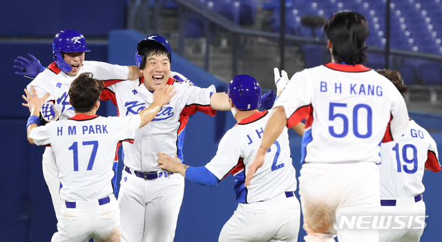 [요코하마(일본)=뉴시스] 최진석 기자 = 1일 요코하마 스타디움에서 열린 '2020 도쿄올림픽 야구' 도미니카공화국과 대한민국의 경기, 9회말 2사 3루 상황 김현수가 끝내기 안타를 친 뒤 기뻐하고 있다. 2021.08.01. myjs@newsis.com