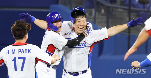 [요코하마(일본)=뉴시스] 최진석 기자 = 1일 요코하마 스타디움에서 열린 '2020 도쿄올림픽 야구' 도미니카공화국과 대한민국의 경기, 9회말 2사 3루 상황 김현수가 끝내기 안타를 친 뒤 이정후와 기뻐하고 있다. 2021.08.01. myjs@newsis.com