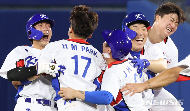 [요코하마(일본)=뉴시스]  최진석 기자 = 1일 요코하마 스타디움에서 열린 '2020 도쿄올림픽 야구' 도미니카공화국과 대한민국의 경기, 9회말 2사 3루 상황 김현수가 끝내기 안타를 친 뒤 이정후를 비롯한 동료들과 기뻐하고 있다. 2021.08.01. myjs@newsis.com