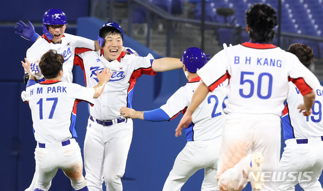 [요코하마(일본)=뉴시스]&nbsp; 최진석 기자 = 1일 요코하마 스타디움에서 열린 '2020 도쿄올림픽 야구' 도미니카공화국과 대한민국의 경기, 9회말 2사 3루 상황 김현수가 끝내기 안타를 친 뒤 이정후와 기뻐하고 있다. 2021.08.01. myjs@newsis.com