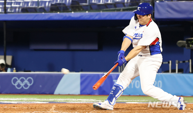 [요코하마(일본)=뉴시스] 최진석 기자 = 1일 요코하마 스타디움에서 열린 '2020 도쿄올림픽 야구' 도미니카공화국과 대한민국의 경기, 9회말 2사 3루 상황 김현수가 끝내기 안타를 치고 있다. 2021.08.01. myjs@newsis.com