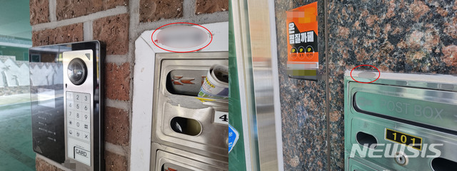 [청주=뉴시스] 안성수 기자 = 2일 충북 청주의 한 원룸촌 다세대주택 현관 앞에 공동현관 비밀번호가 버젓이 노출돼 있다. 배달·택배기사들이 편의를 위해 공동현관 비밀번호를 적어놓거나 공유하면서 홀로 사는 거주자들이 안전에 위협을 받고 있다. 2021.08.02. hugahn@newsis.com