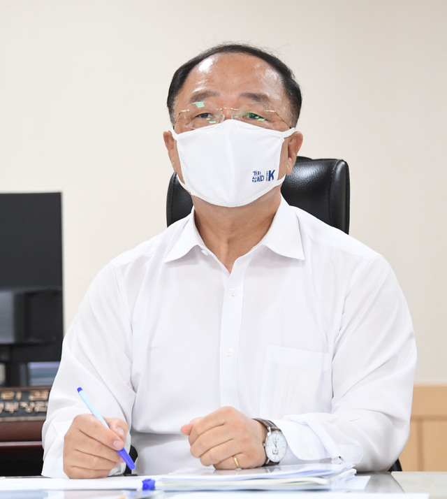 [세종=뉴시스] 홍남기 경제부총리 겸 기획재정부 장관이 2일 오후 정부서울청사에서 서울-세종간 영상으로 열린 기재부 확대간부회의를 주재하고 있다. (사진=기재부 제공) 