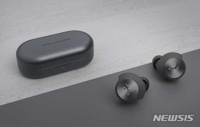 [서울=뉴시스] 뱅앤올룹슨, 무선 이어폰 '베오플레이 EQ'.(사진=뱅앤올룹슨 제공) 2021.8.2 photo@newsis.com