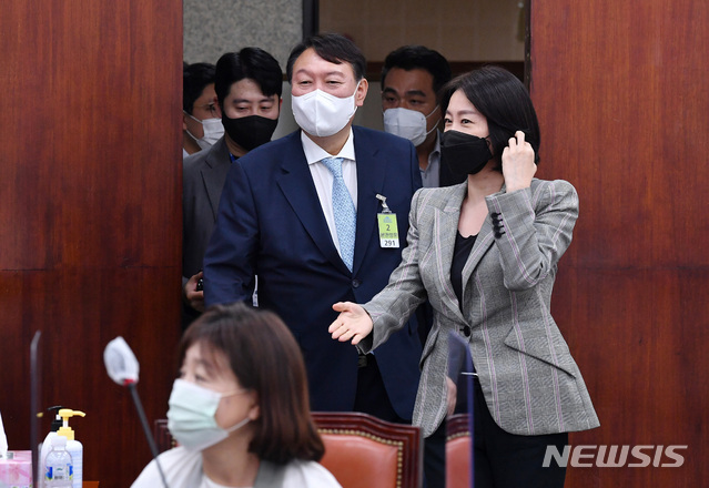 [서울=뉴시스] 최동준 기자 = 국민의힘 대선 예비후보 윤석열 전 검찰총장이 2일 서울 여의도 국회에서 열린 국민의힘 초선 공부모임 '명불허전 보수다 시즌5' 초청 강연에 참석하고 있다. (공동취재사진) 2021.08.02. photo@newsis.com