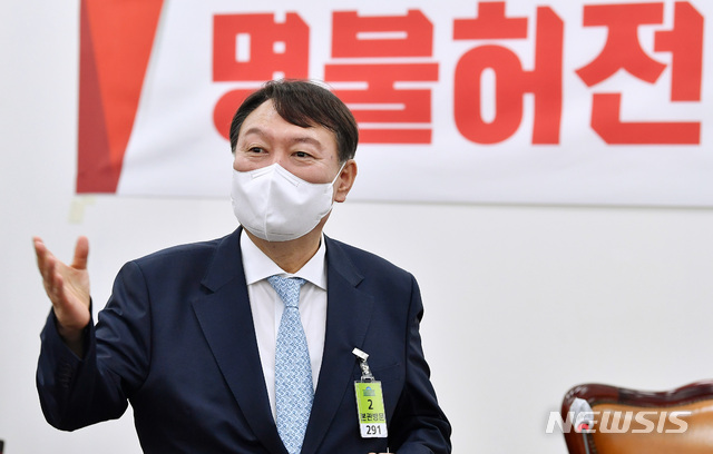 [서울=뉴시스] 최동준 기자 = 국민의힘 대선 예비후보 윤석열 전 검찰총장이 2일 서울 여의도 국회에서 열린 국민의힘 초선 공부모임 '명불허전 보수다 시즌5' 초청 강연에 참석해 발언하고 있다. (공동취재사진) 2021.08.02. photo@newsis.com