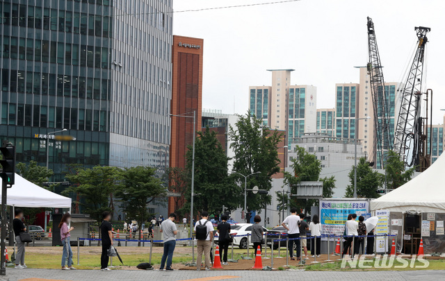 [서울=뉴시스] 백동현 기자 = 코로나19 신규 확진자 수가 27일째 네 자릿수를 기록하는 2일 오전 서울 용산구 용산역 전면광장에 설치된 임시선별검사소에서 시민들이 검사를 받기 위해 대기하고 있다. 2021.08.02 livertrent@newsis.com