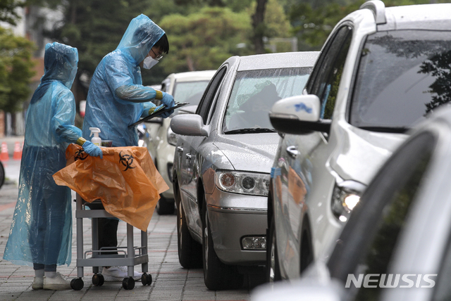 [서울=뉴시스] 정병혁 기자 = 0시 기준 국내 코로나19 신규 확진자가 1219명으로 집계된 2일 오전 서울 은평구 서울혁신파크에 설치된 은평구 드라이브스루 임시선별검사소를 찾은 시민들의 차량이 줄지어 대기하고 있다. 2021.08.02. jhope@newsis.com