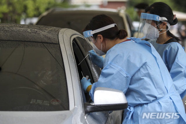 [서울=뉴시스] 정병혁 기자 = 0시 기준 국내 코로나19 신규 확진자가 1219명으로 집계된 2일 오전 서울 은평구 서울혁신파크에 설치된 은평구 드라이브스루 임시선별검사소를 찾은 시민이 차량에서 코로나19 검사를 받고 있다. 2021.08.02. jhope@newsis.com