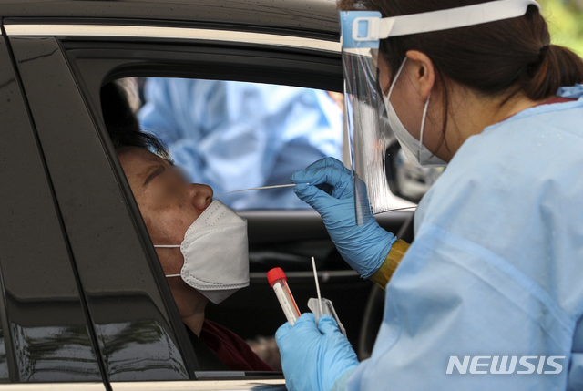 [서울=뉴시스] 정병혁 기자 = 0시 기준 국내 코로나19 신규 확진자가 1219명으로 집계된 2일 오전 서울 은평구 서울혁신파크에 설치된 은평구 드라이브스루 임시선별검사소를 찾은 시민이 차량에서 코로나19 검사를 받고 있다. 2021.08.02. jhope@newsis.com