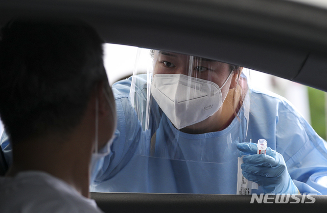 [서울=뉴시스] 정병혁 기자 = 0시 기준 국내 코로나19 신규 확진자가 1219명으로 집계된 2일 오전 서울 은평구 서울혁신파크에 설치된 은평구 드라이브스루 임시선별검사소를 찾은 시민이 차량에서 코로나19 검사를 받고 있다. 2021.08.02. jhope@newsis.com