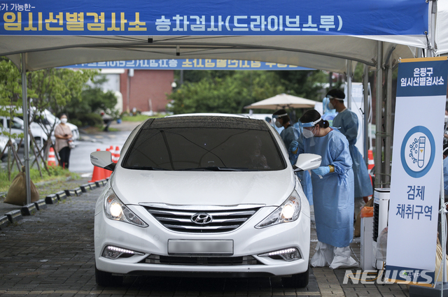 [서울=뉴시스] 정병혁 기자 = 0시 기준 국내 코로나19 신규 확진자가 1219명으로 집계된 2일 오전 서울 은평구 서울혁신파크에 설치된 은평구 드라이브스루 임시선별검사소를 찾은 시민이 차량에서 코로나19 검사를 받고 있다. 2021.08.02. jhope@newsis.com