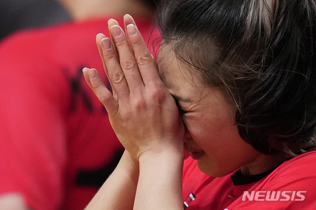 [도쿄=AP/뉴시스] 한국 여자 핸드볼대표팀의 정유라가 2일 일본 도쿄의 요요기 국립경기장에서 열린 도쿄올림픽 핸드볼 여자부 조별리그 A조 5차전 앙골라와의 경기를 무승부로 마치고 눈물을 흘리고 있다. 한국은 경기 종료 10초 전 강은혜의 동점 골로 앙골라와 31-31 무승부를 기록해 1승1무3패로 다른 팀의 경기 결과에 따라 8강 진출 여부가 결정된다. 2021.08.02.