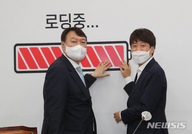 [서울=뉴시스] 전신 기자 = 이준석 국민의힘 대표가 2일 서울 여의도 국회에서 윤석열 예비후보와 만나 대선 주자들이 모이고 있는 것을 표현한 건전지 모양의 픽토그램(Pictogram) 완충 퍼포먼스를 하고 있다. (공동취재사진) 2021.08.02. photo@newsis.com