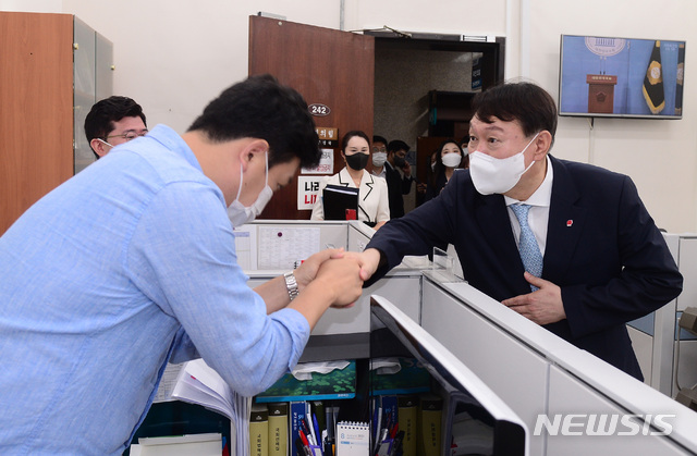 [서울=뉴시스] 전신 기자 = 국민의힘 대권주자인 윤석열 전 검찰총장이 2일 서울 여의도 국회를 방문해 사무처 직원들과 인사하고 있다. (공동취재사진) 2021.08.02. photo@newsis.com