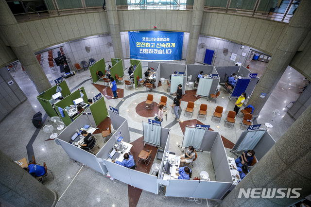 [서울=뉴시스] 정병혁 기자 = 상반기 백신을 접종하지 않은 60~74세에 대한 사전예약이 예정된 2일 오전 서울 은평구 은평문화예술회관에 마련된 예방접종센터를 찾은 시민들이 백신 예방접종을 받고 있다. 코로나19 예방접종대응추진단에 따르면 이날 오후 8시부터 31일 오후 6시까지 60~74세 고령층 중 미접종자 사전예약이 진행된다. 2021.08.02. jhope@newsis.com