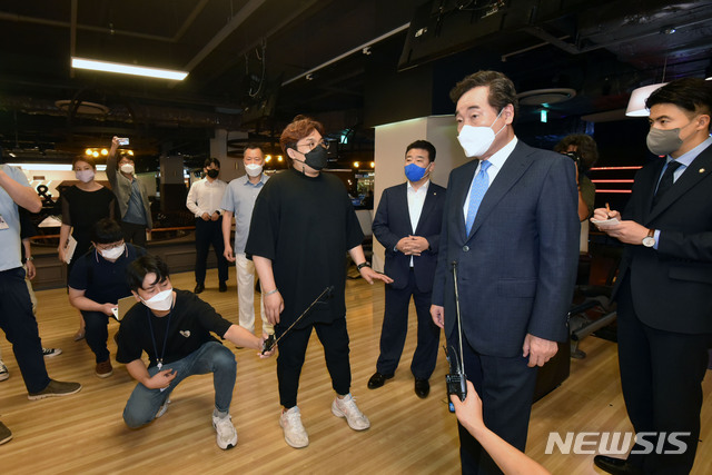 [서울=뉴시스] 국회사진기자단 = 더불어민주당 대선 경선 후보 이낙연 전 대표가 2일 서울 여의도 한 실내체육시설을 방문해 시설들을 둘러보고 있다. 2021.08.02. photo@newsis.com