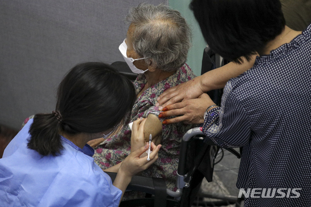 [서울=뉴시스] 정병혁 기자 = 상반기 백신을 접종하지 않은 60~74세에 대한 사전예약이 예정된 2일 오전 서울 은평구 은평문화예술회관에 마련된 예방접종센터를 찾은 어르신이 백신 예방접종을 받고 있다. 코로나19 예방접종대응추진단에 따르면 이날 오후 8시부터 31일 오후 6시까지 60~74세 고령층 중 미접종자 사전예약이 진행된다. 2021.08.02. jhope@newsis.com