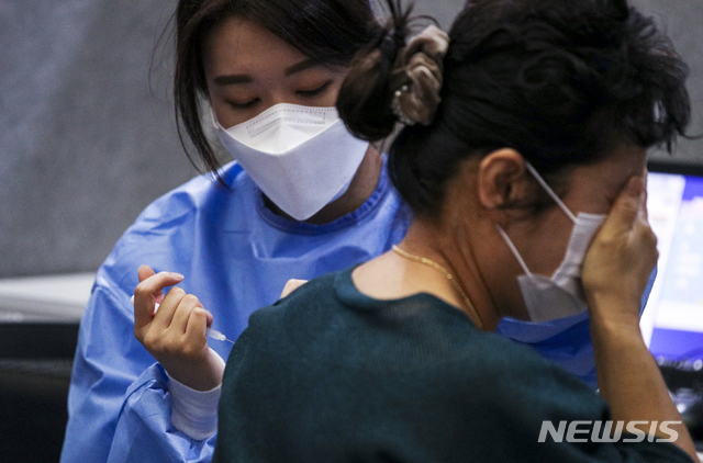 [서울=뉴시스] 정병혁 기자 = 지난 2일 오전 서울 은평구 은평문화예술회관에 마련된 예방접종센터를 찾은 시민이 백신 예방접종을 받고 있다. 2021.08.02. jhope@newsis.com