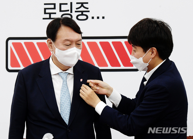 [서울=뉴시스] 전신 기자 = 이준석 국민의힘 대표가 2일 서울 여의도 국회에서 윤석열 예비후보와 만나 당 배지를 달아주고 있다. (공동취재사진) 2021.08.02. photo@newsis.com