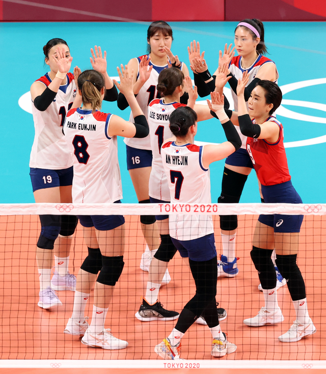[도쿄(일본)=뉴시스]&nbsp; 최진석 기자 = 2일 도쿄 아리아케 아레나에서 열린 '2020 도쿄올림픽 여자 배구' 세르비아와 대한민국의 A조 조별리그 최종전 경기, 대한민국 선수들이 3세트에 들어서며 파이팅을 외치고 있다. 2021.08.02. myjs@newsis.com