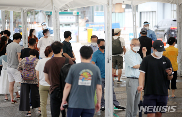 [서울=뉴시스] 조성우 기자 = 코로나19 신규 확진자가 1219명을 기록하며 누적 확진자가 20만 명을 넘어선 2일 오전 서울 서대문구 신촌기차역 공영주차장 임시선별검사소에서 시민들이 검사를 받기 위해 기다리고 있다. 2021.08.02. xconfind@newsis.com