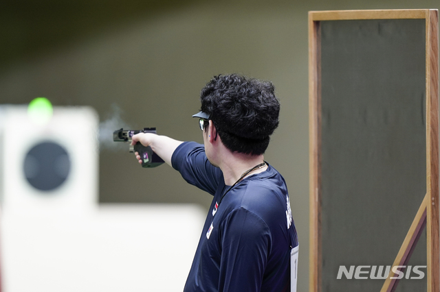 [도쿄=AP/뉴시스] 한대윤이 2일 일본 도쿄 아사카 사격장에서 열린 도쿄올림픽 남자 25m 속사권총 본선 경기에서 사격하고 있다. 올림픽 첫 출전인 한대윤은 누적 합산 585점(평균 9.750점)으로  4위를 기록하며 결선에 진출했다. 2021.08.02.