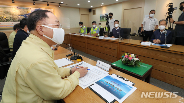 [아산=뉴시스] 김종택기자 = 홍남기 경제부총리 겸 기획재정부 장관이 폭염·방역 대응 및 건설 자재 수급 현황 점검을 위해 2일 오전 충남 아산시 영인면 소재 서해안 홍성-송산 복선전철 제5공구 건설공사 사무소를 방문해 간담회를 하고 있다. 2021.08.02. jtk@newsis.com