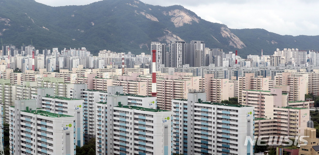 [서울=뉴시스] 전진환 기자 = 더불어민주당이 다주택 보유 기간을 양도소득세 특별공제를 받기 위한 '장기보유' 기간에서 제외하는 법안을 추진한다. 유동수 더불어민주당 의원은 2023년 1월1일부터 다주택자의 최종 1주택에 대한 양도세 장기보유특별공제 적용 조건을 최종 1주택자가 된 날부터 기산하도록 하는 내용의 소득세법 개정안을 오는 2일 대표발의할 예정이다. 현행 소득세법에 의하면 다주택자가 주택 한 채만 남기고 모두 팔아 1주택자가 됐을 때 남은 1주택을 최초 취득한 시점부터 보유·실거주한 기간에 따라 최대 80%의 장기보유특별공제로 양도세를 감면받을 수 있지만 개정안이 국회를 통과할 경우 다주택자가 1주택자가 되더라도 1주택이 된 시점부터 장기보유특별공제를 다시 계산한다. 사진은 2일 서울 노원구 아파트단지 일대. 2021.08.02. amin2@newsis.com